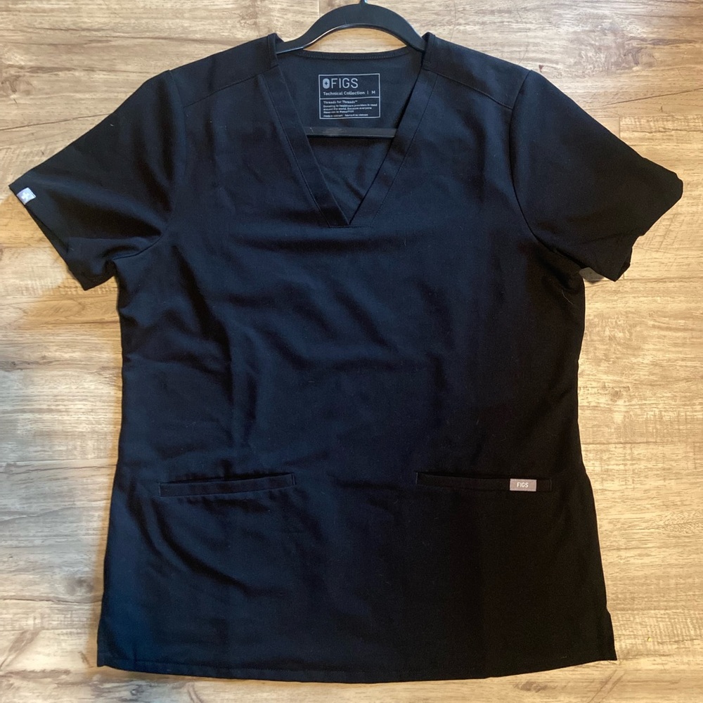 FIGS Casma™ Three-Pocket Scrub Top Black